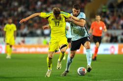 开云体育平台APP-激烈角逐！足球比赛场上的激烈对抗