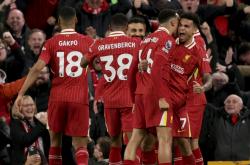 开云体育在线-利物浦球员团结争胜，为夺冠拼尽全力