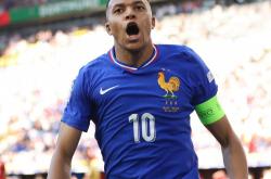 开云官网-法国球员姆巴佩荣获欧洲金球奖，个人全面实力受肯定