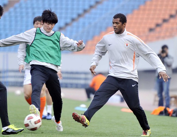 鲁能队经过艰苦训练,为胜利而战 鲁能队经过艰苦训练,为胜利而战