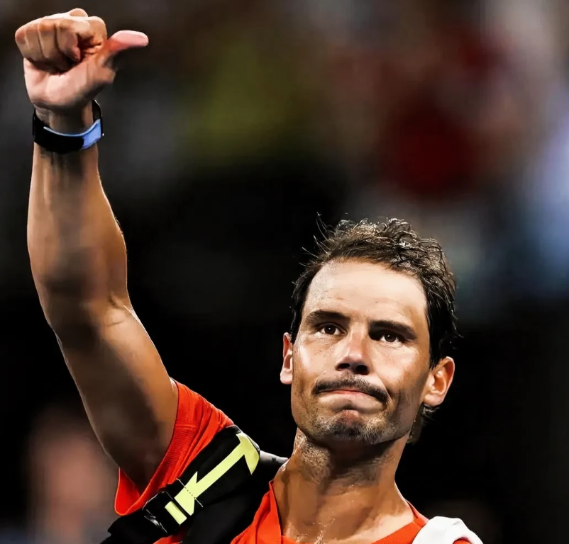 包含西班牙网球队鏖战英国网球队，纳达尔关键制胜的词条